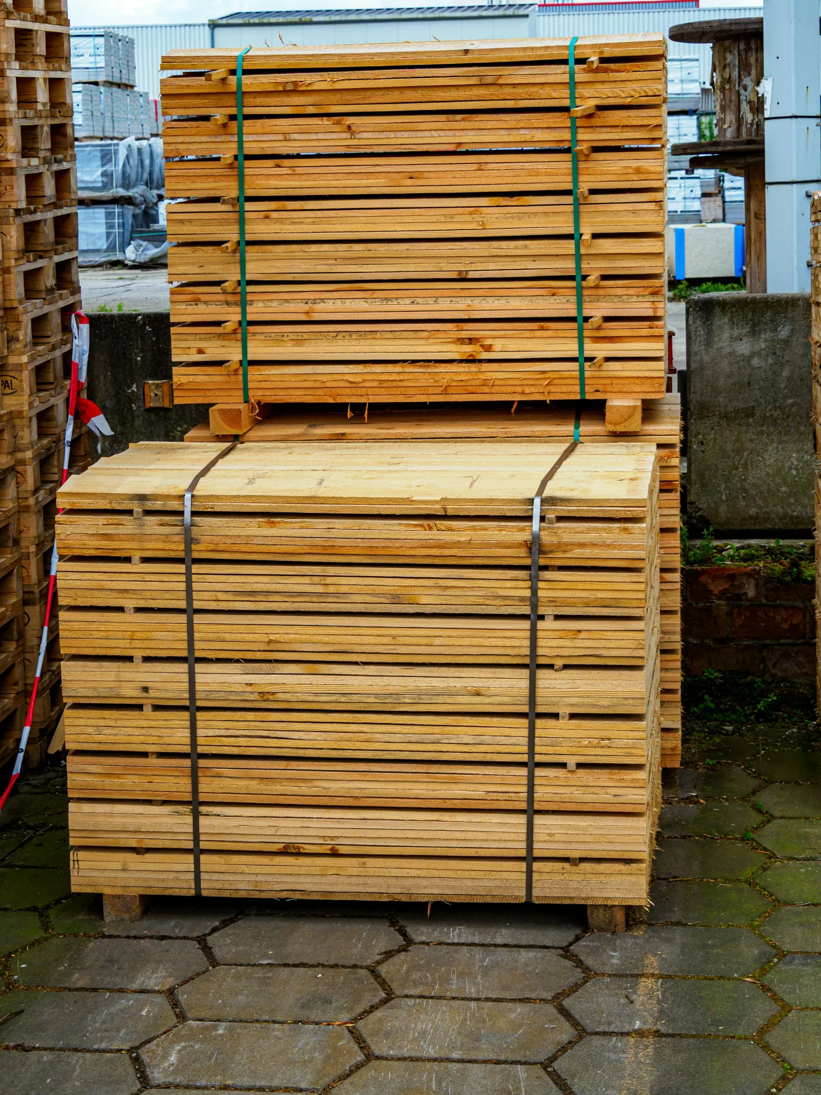 Pacchi di tavole reggiati su pallet, pronti per il trasporto